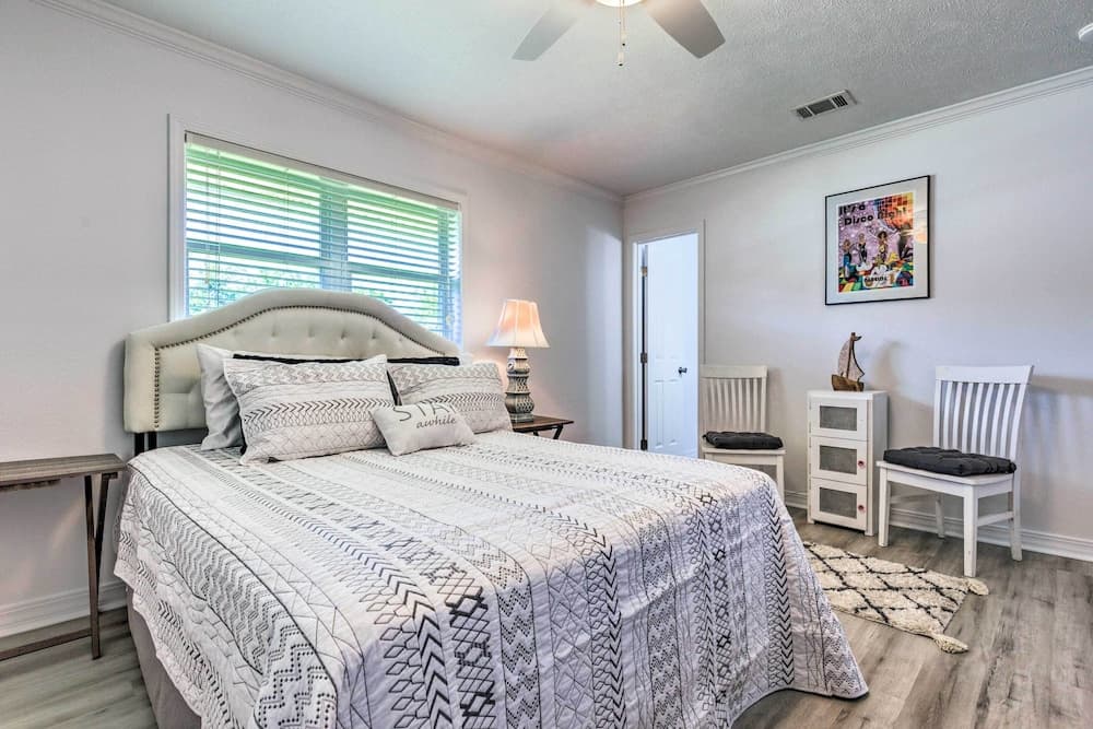 Charming Bay St Louis Home - 1 Mi to Beach!