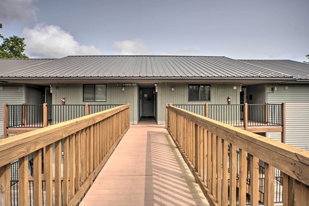 Family Getaway - 1 Mile to Silver Dollar City!