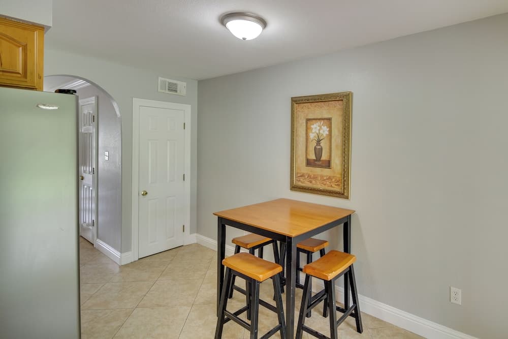 Gulfport Condo w/ Private Balcony - Walk to Beach!