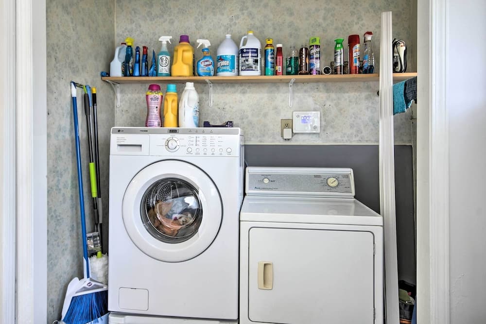 2 Mi to Lake Hartwell: Charming Southern Cottage