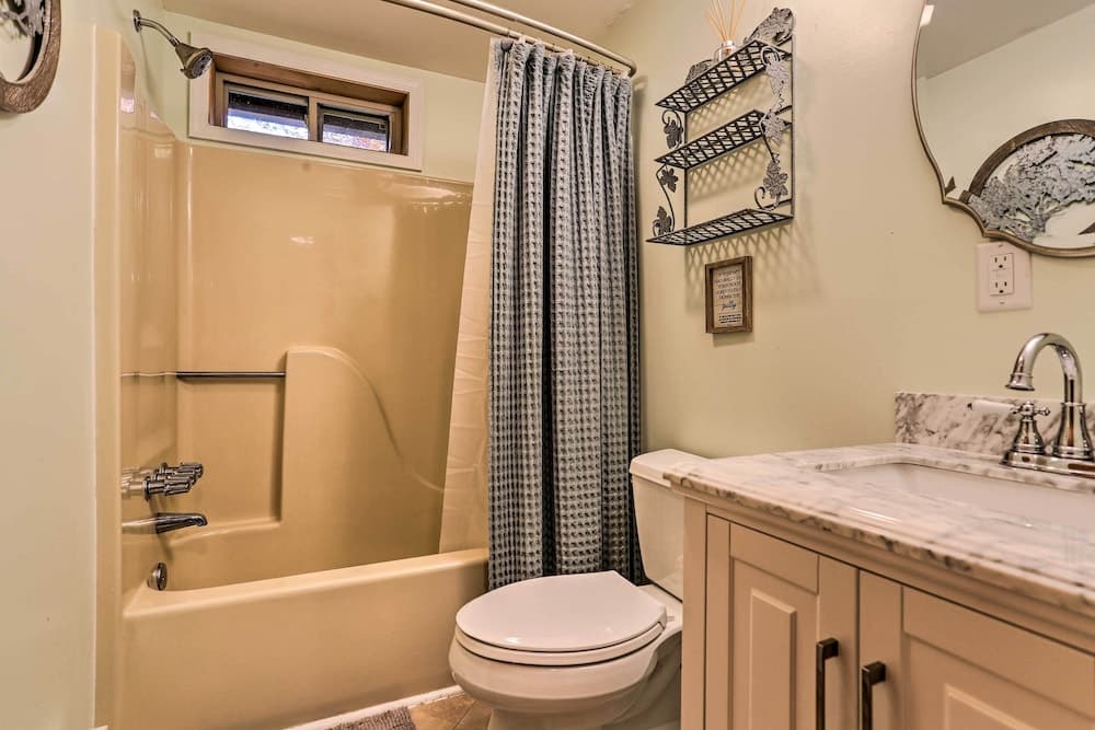 Cozy Arrowhead Lake Cottage w/ Fireplace & Deck!