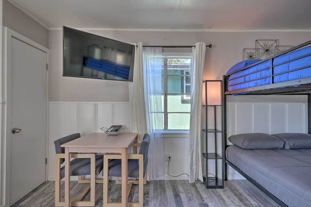 Waterfront Rockaway Beach Studio: Lake View!