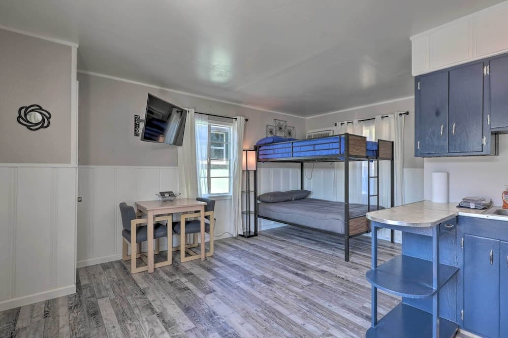 Waterfront Rockaway Beach Studio: Lake View!