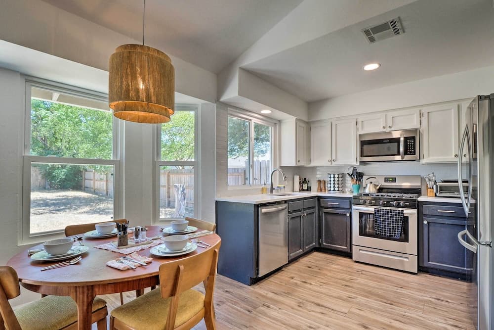 Chic Cedar Park Retreat w/ Yard + Fire Pit!