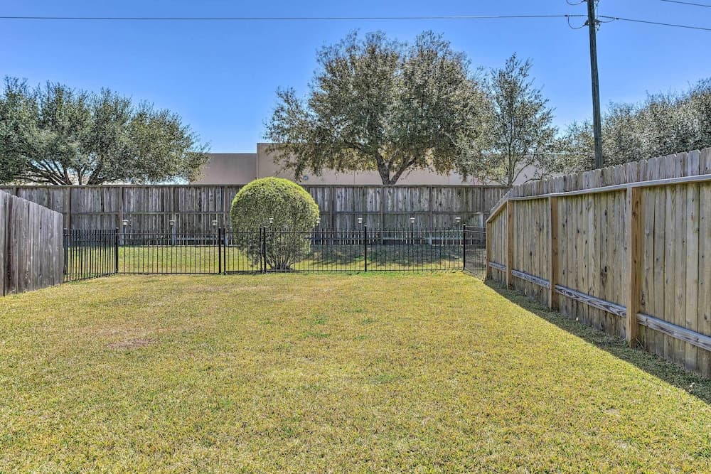 Quiet Rosenberg Home w/ Yard < 4 Mi to Dtwn