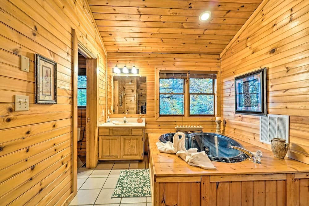 'grin N Bear It' Cabin w/ Hot Tub + Fire Pit!