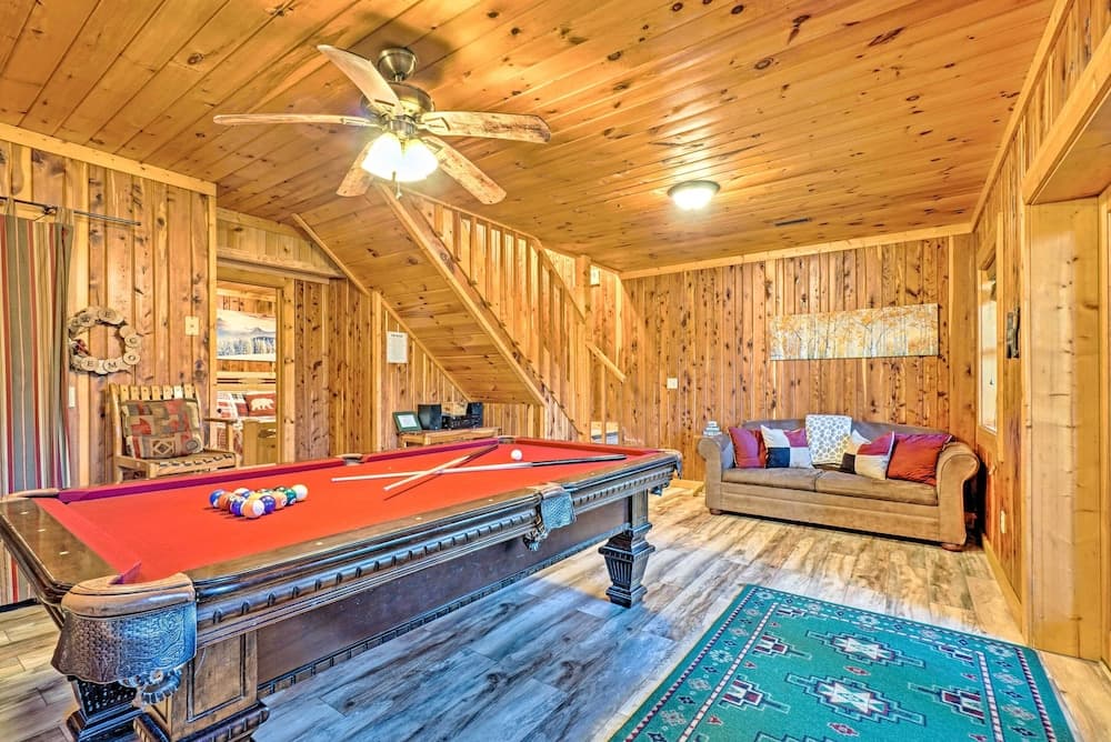 'grin N Bear It' Cabin w/ Hot Tub + Fire Pit!