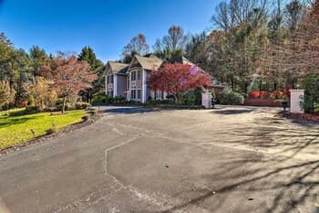 Million-dollar Estate by Downtown Franklin!