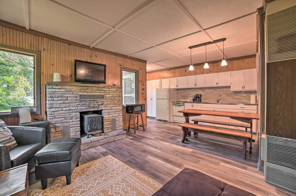 Comfy Burt Lake Abode - On-site Lake Access!