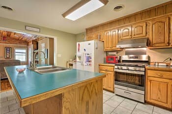 Oxford Home With Hot Tub, 10 Mi to Ole Miss