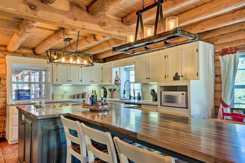 Pine Mountain Club Log Home w/ Deck + Grill!