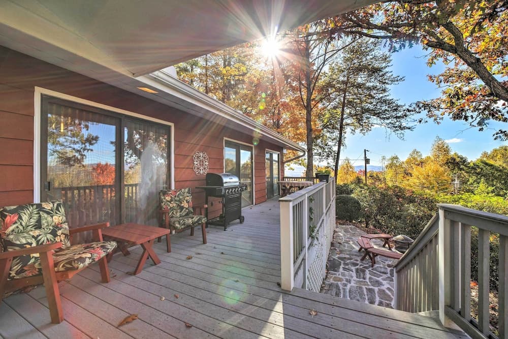 Cozy Franklin Getaway w/ Deck, Mountain Views