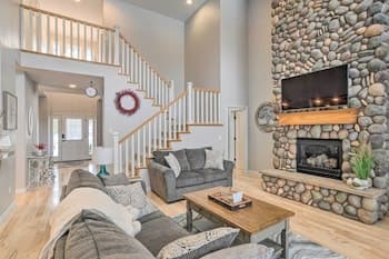 Klamath Falls Home w/ Resort Amenities!