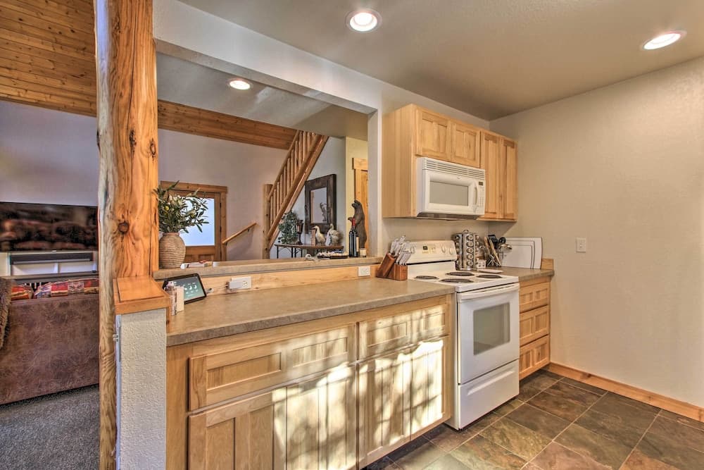 Klamath Falls Cabin Retreat w/ Deck & Grill!