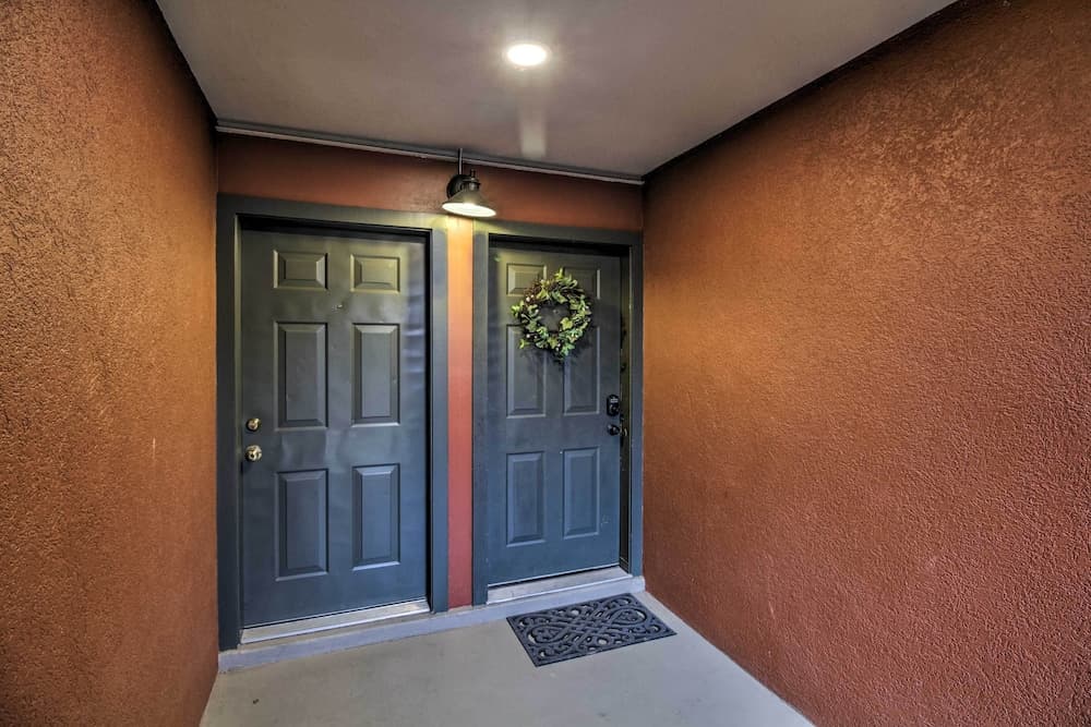 Laptop-friendly Lexington Condo w/ Free Wifi