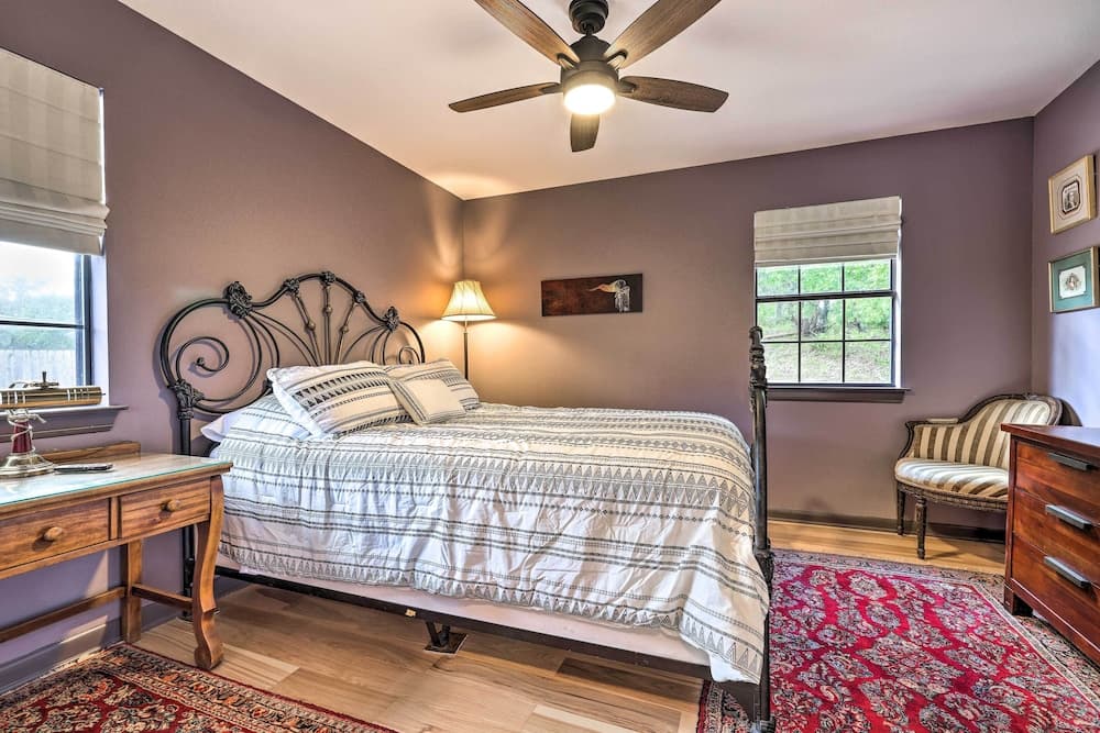 Dripping Springs Cabin w/ Pool, Hill Country Views