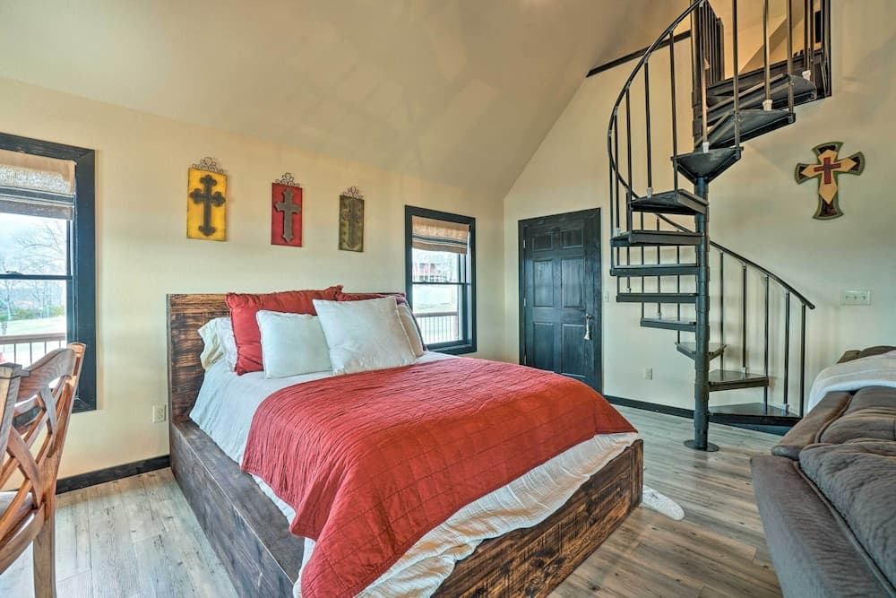 Diamond City Studio Cabin on Bull Shoals Lake