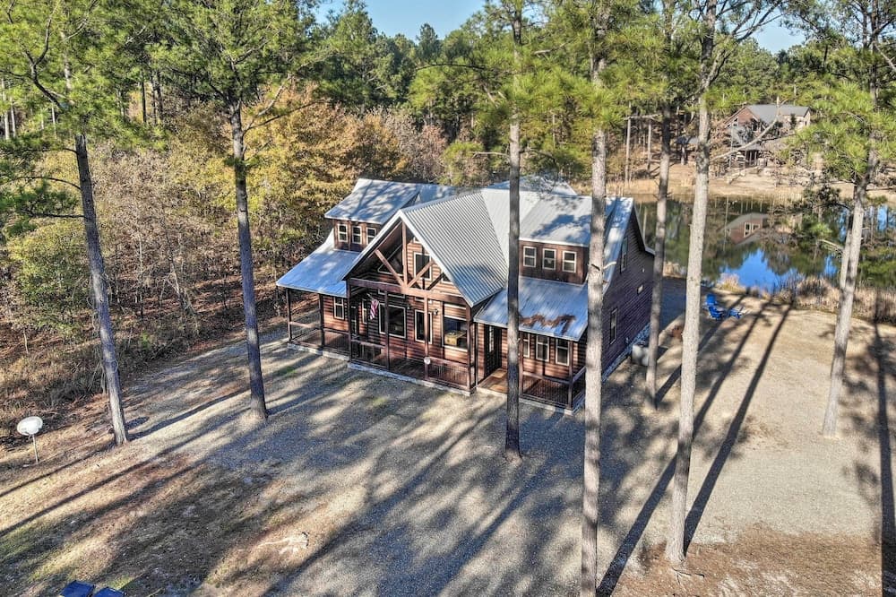 Family-friendly Broken Bow Cabin w/ Hot Tub!