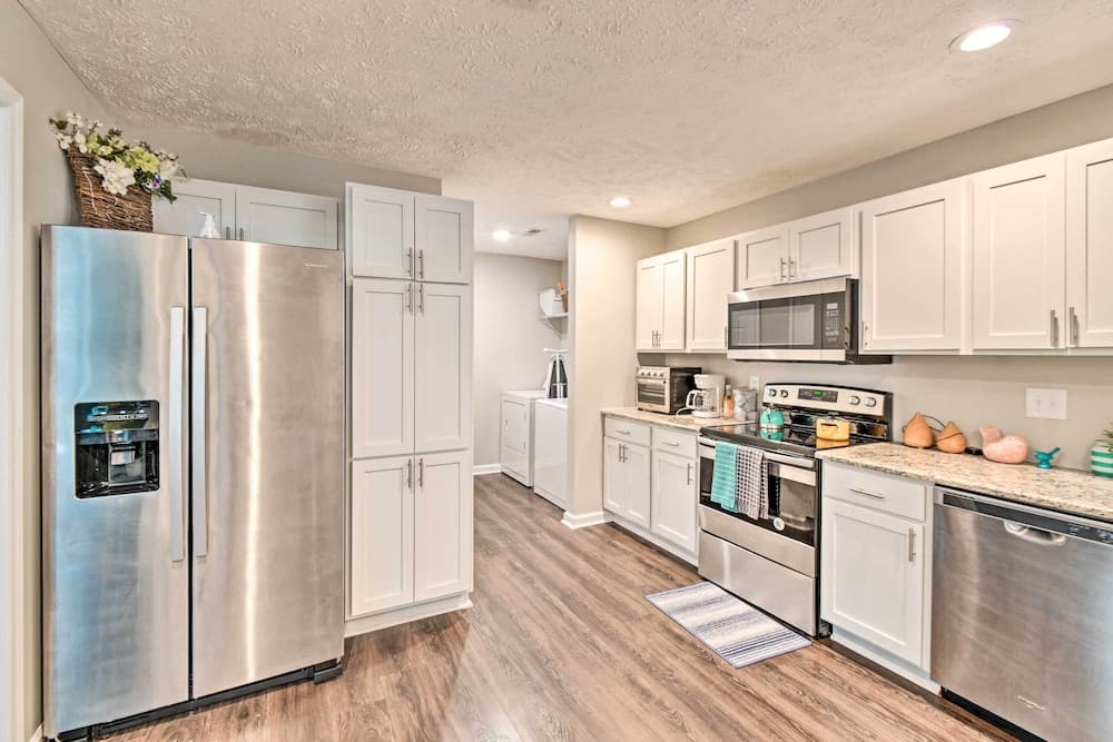 Fayetteville Home < 4 Mi to Fort Bragg!