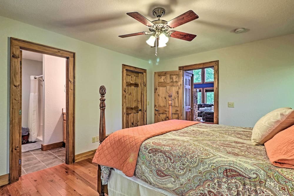 Secluded Bryson City Hideaway w/ Mountain Views!