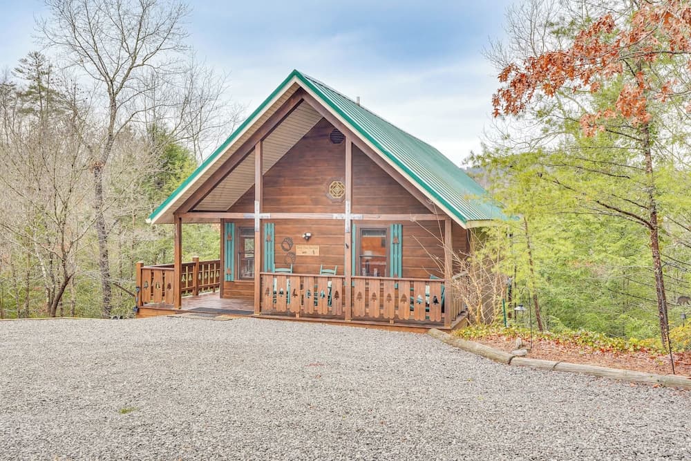 2-tier Deck & Hot Tub: Quiet Sevierville Cabin