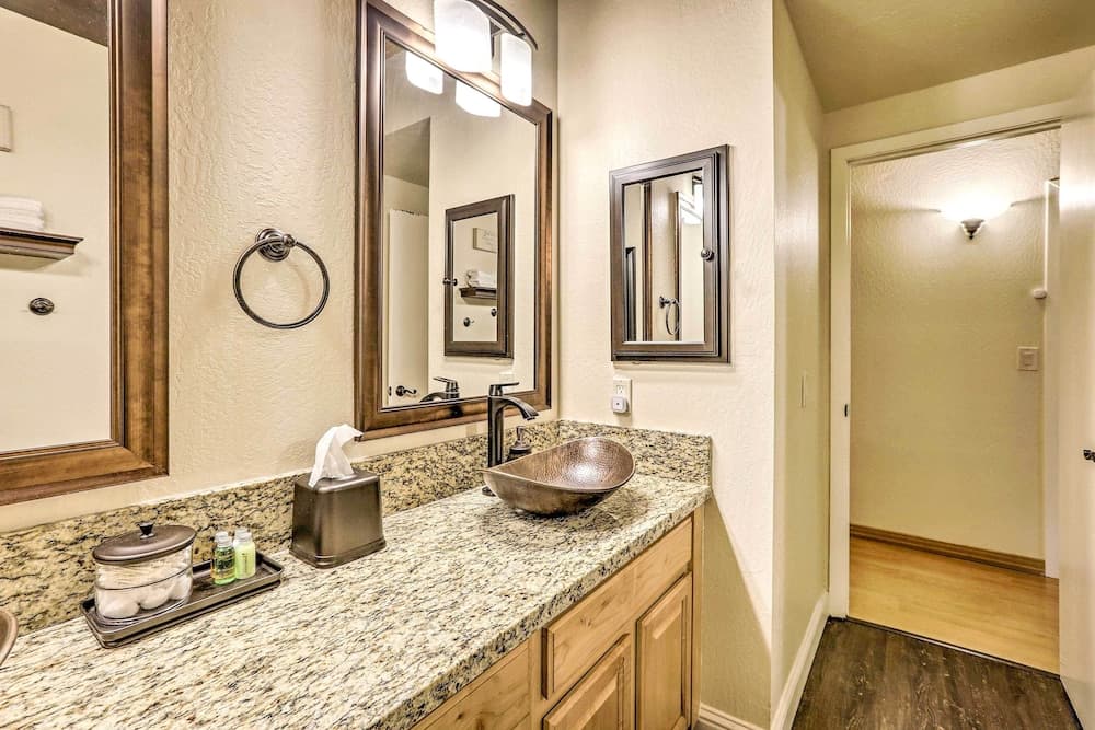 Kings Beach Condo w/ 2 Decks ~1 Mi to Lake Tahoe!