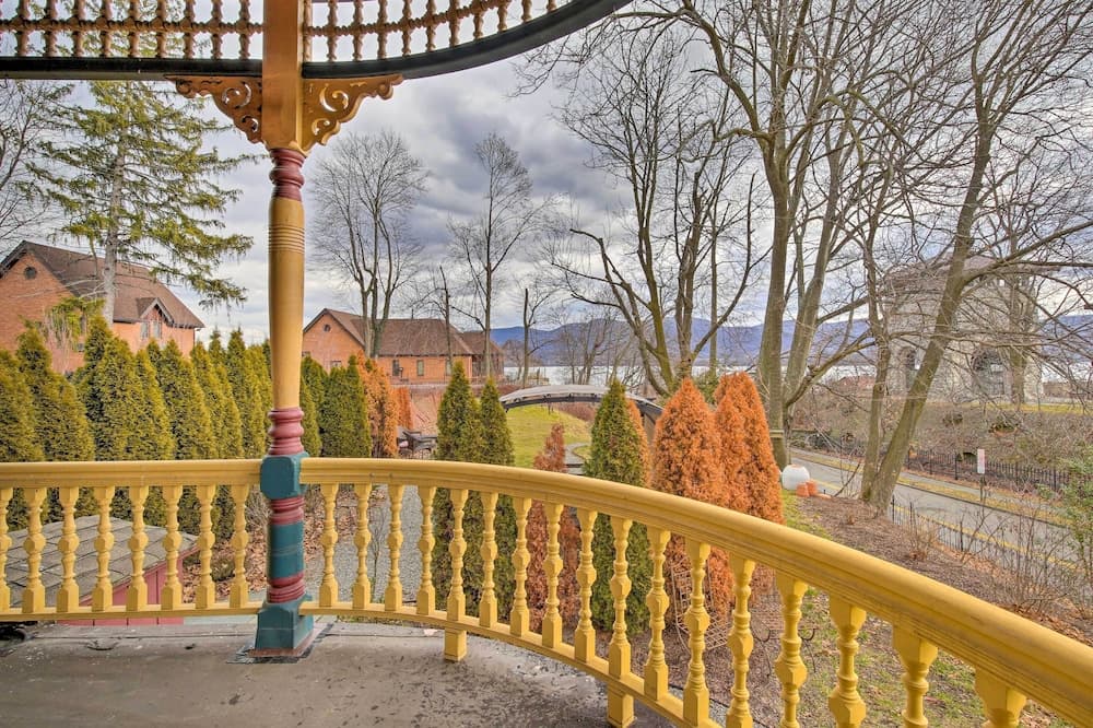 Dog-friendly Vacation Rental in Newburgh!