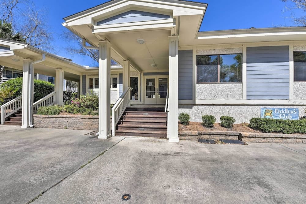 Hilton Head Condo: Beach Supplies, Walk to Shore!