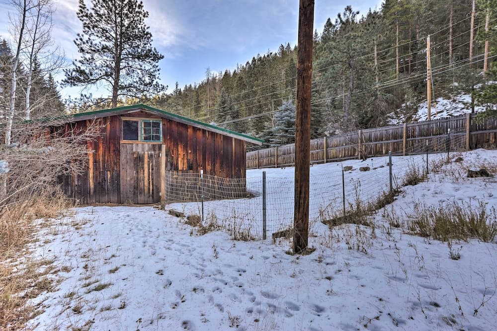Dreamy Creekside Cabins w/ 4 Acres + Views