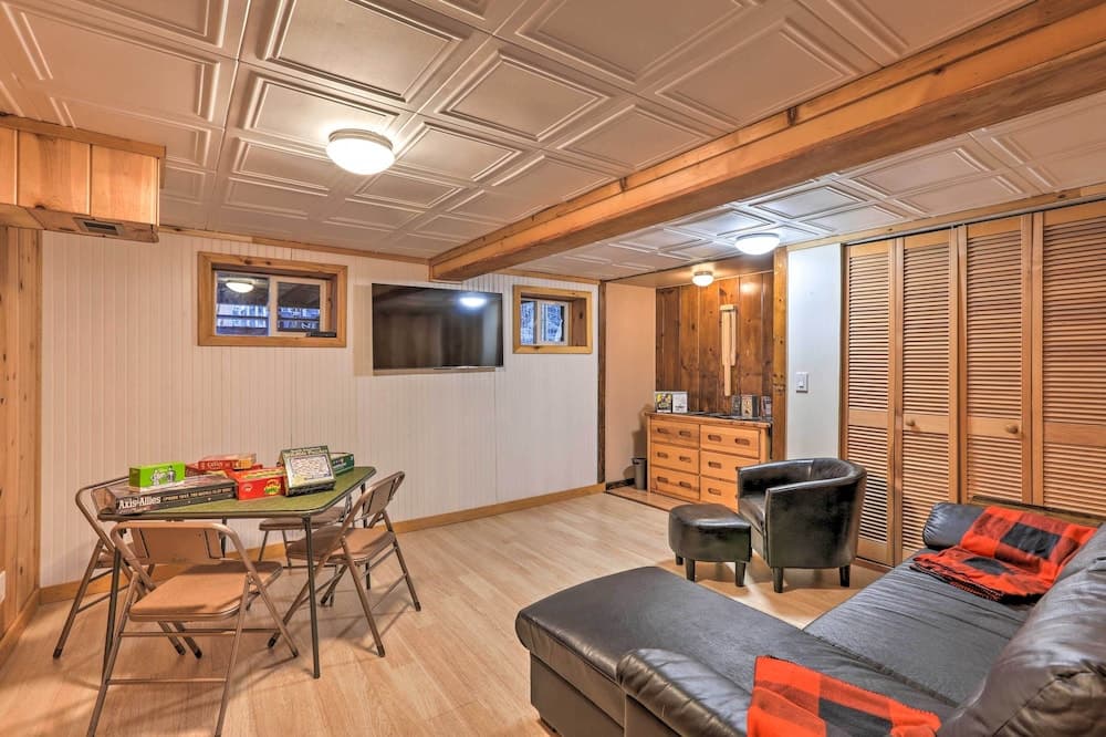 Dreamy Creekside Cabins w/ 4 Acres + Views