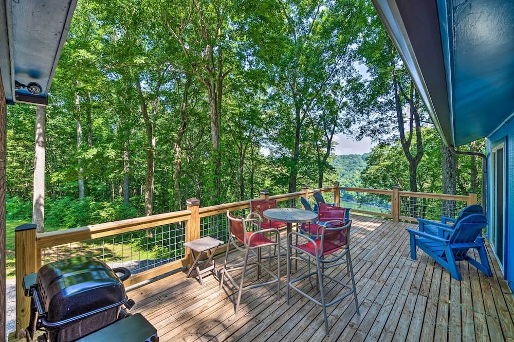 Lake View Escape - 1 Mile From Wisdom Dock!