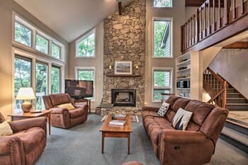 3-story Home in Wintergreen Resort: Deck & Hot Tub