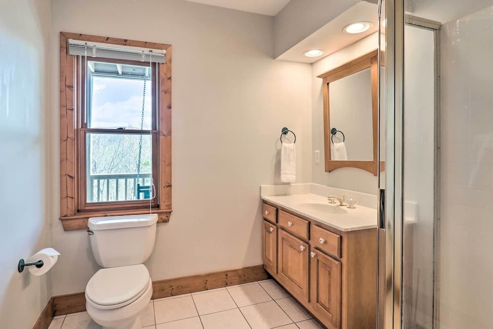 Sapphire Retreat w/ 2 Decks, Views & Resort Access