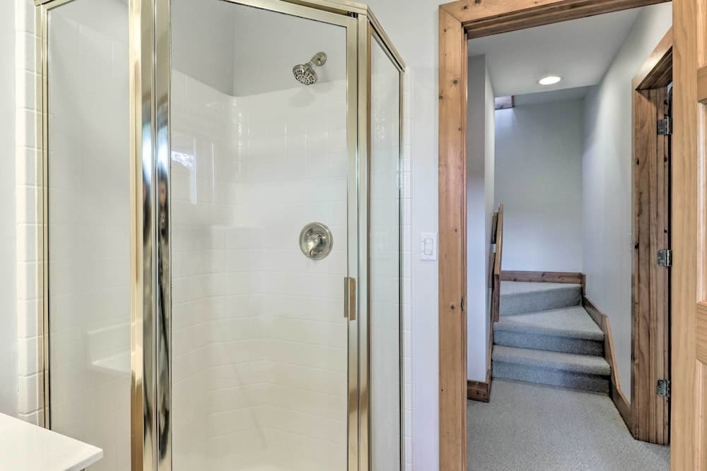 Sapphire Retreat w/ 2 Decks, Views & Resort Access