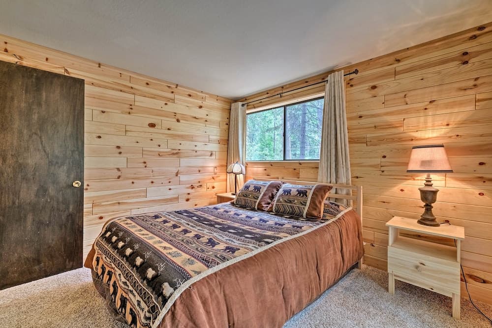 Cabin w/ BBQ Deck, Near Big Trees State Park!