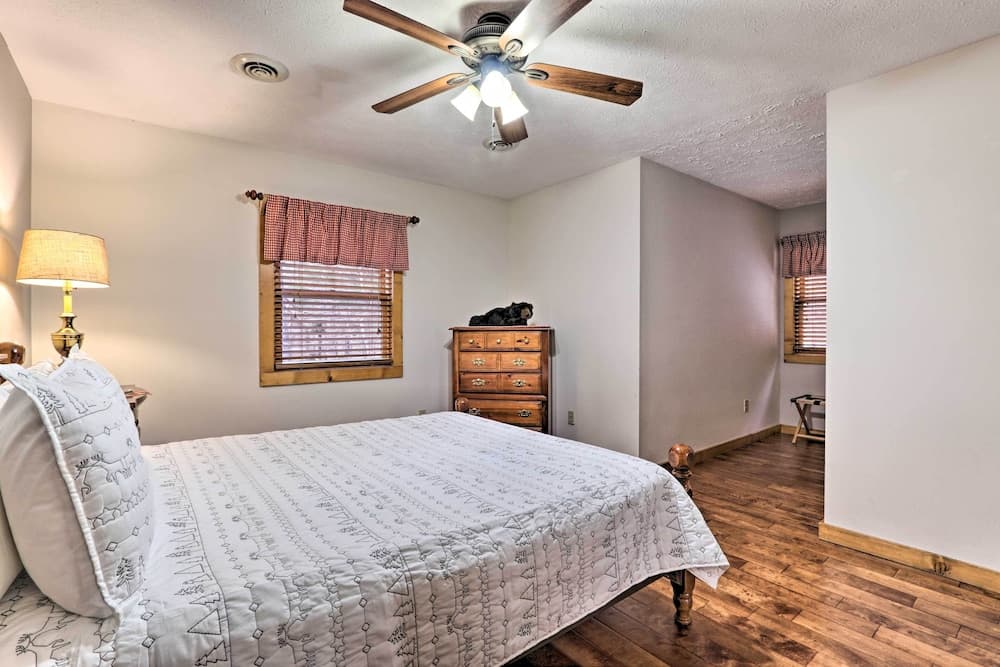 Pigeon Forge Cabin w/ Hot Tub, 12 Mi to Dollywood!