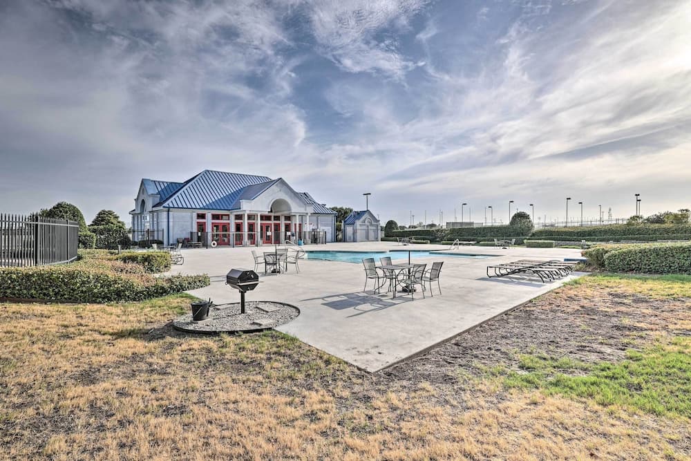 Shop & Dine: Fort Worth Condo w/ Racetrack Views!