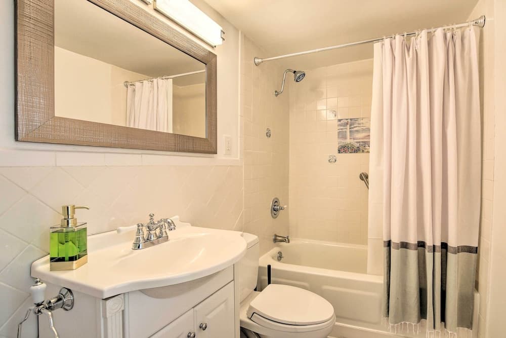 Charming Home ~ 6 Mi to Downtown New Haven!