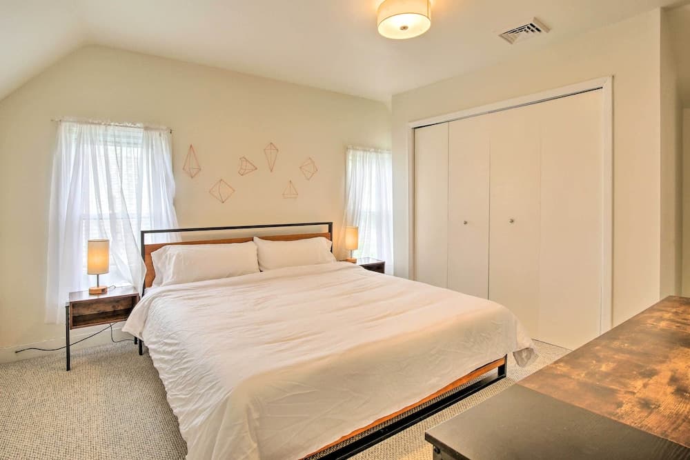 Charming Home ~ 6 Mi to Downtown New Haven!