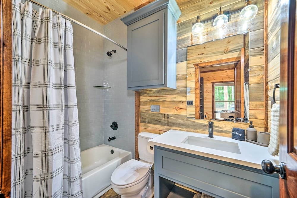 Broken Bow Cabin w/ Covered Deck & Hot Tub!