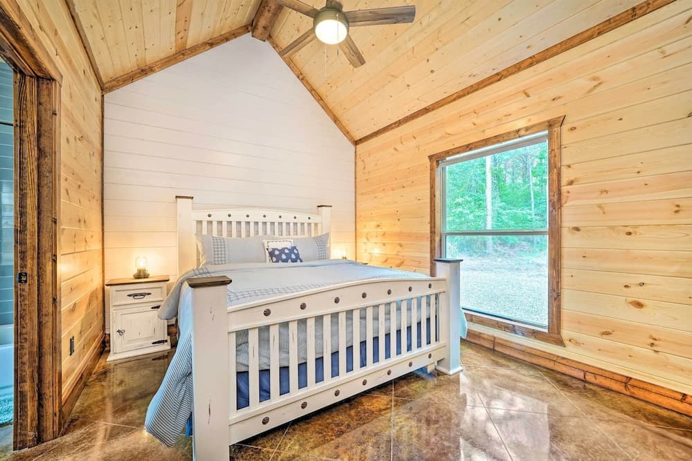 Broken Bow Cabin w/ Covered Deck & Hot Tub!