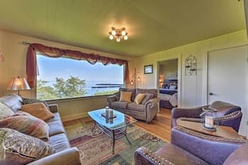 Waterfront Home - 6 ½ Mi to Olympic National Park!