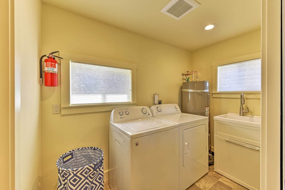 Waterfront Home ~ 6 Mi to Olympic National Park!