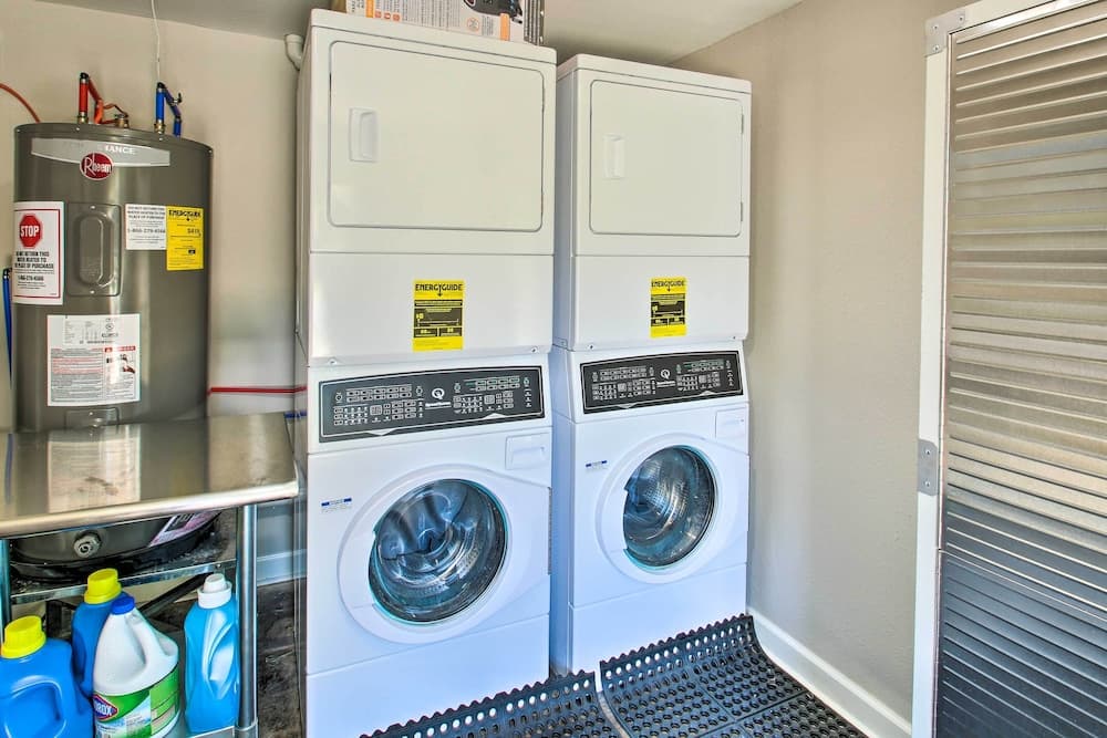 Chic Uptown Studio - Mins to Downtown Fun!