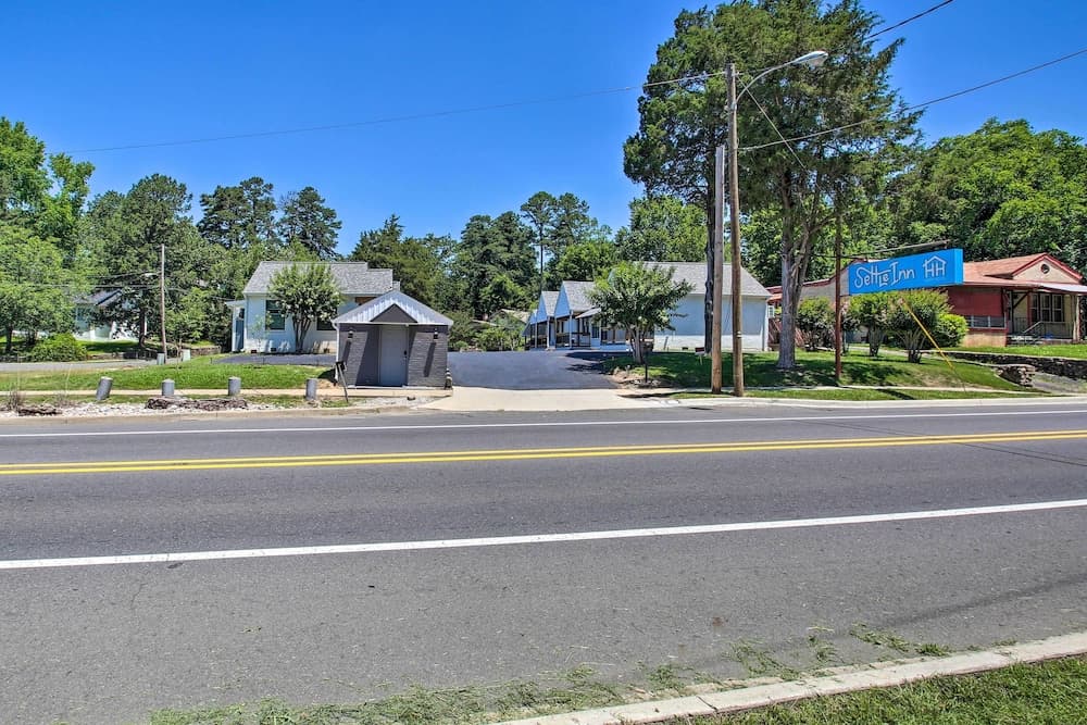 Chic Uptown Studio - Mins to Downtown Fun!