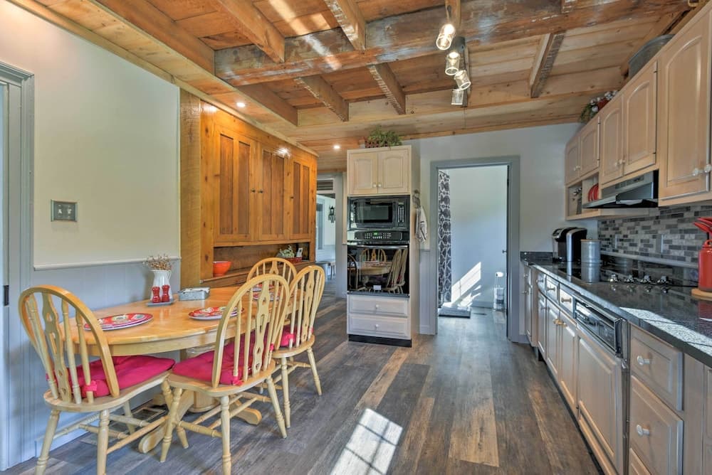 Restored Farmhouse - 5 Mi to Blue Mountain Resort!