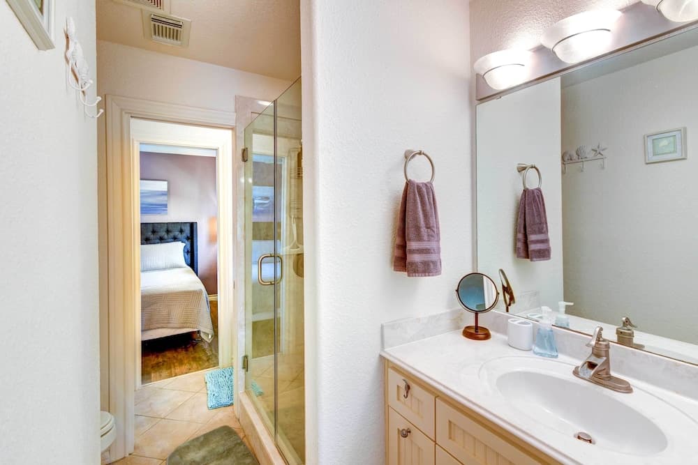 Sunny Freeport Home on Canal: Fish On-site!