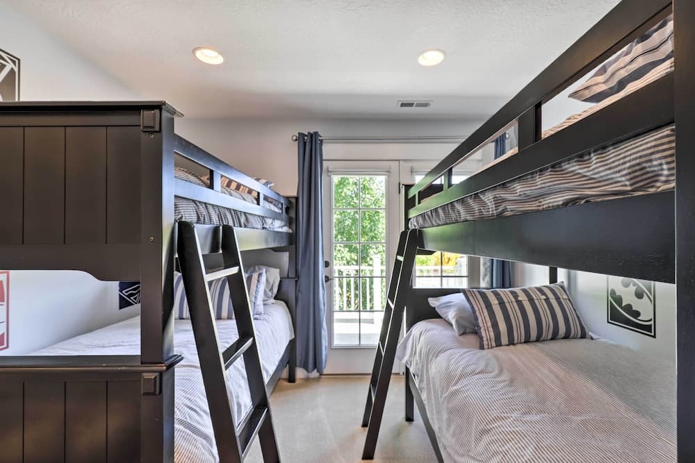 Spacious Midway Home w/ Balcony + Mtn Views!