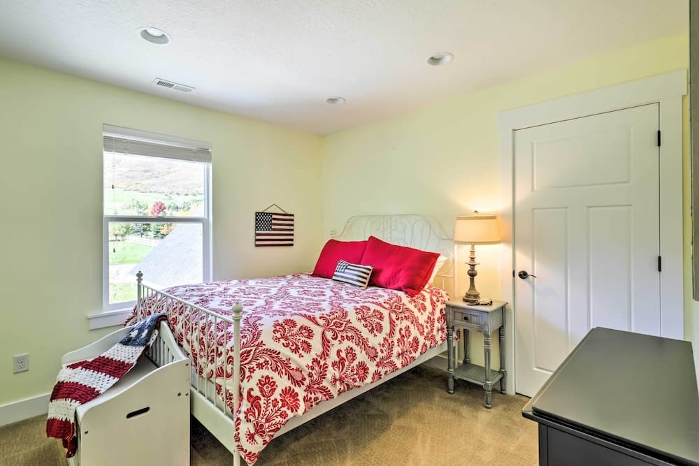 Spacious Midway Home w/ Balcony + Mtn Views!