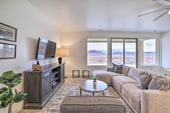 Modern Apartment w/ Beautiful Mountain Views!